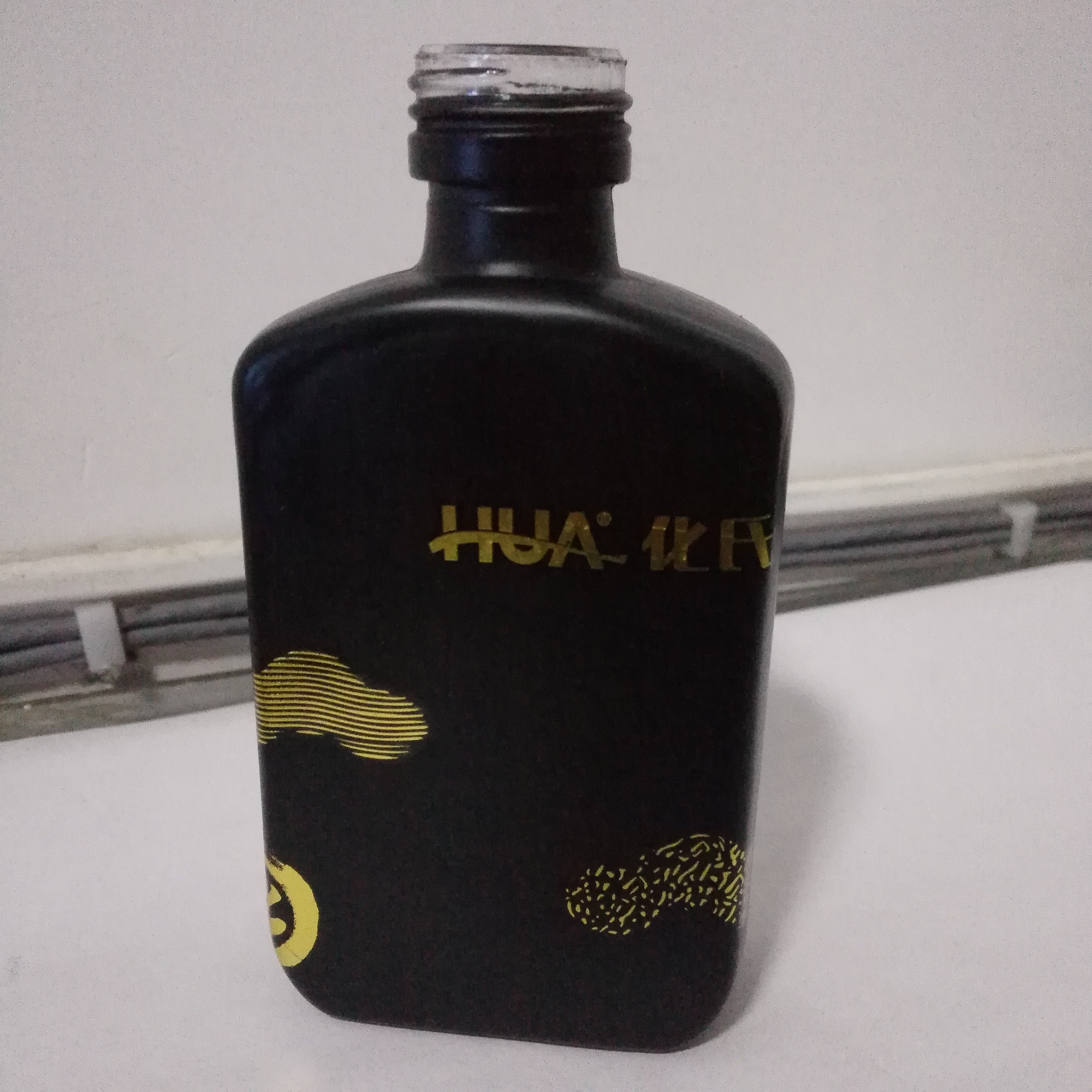 噴涂酒瓶.jpg 噴涂酒瓶.jpg